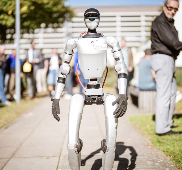 Humanoider Roboter auf dem Campusweg