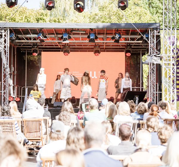 Modenschau auf der Bühne vor vollem Publikum