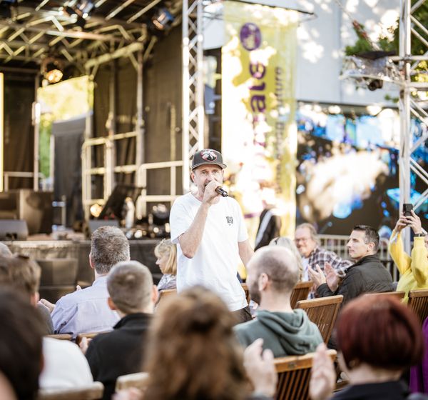 Rapper performt mitten im Publikum