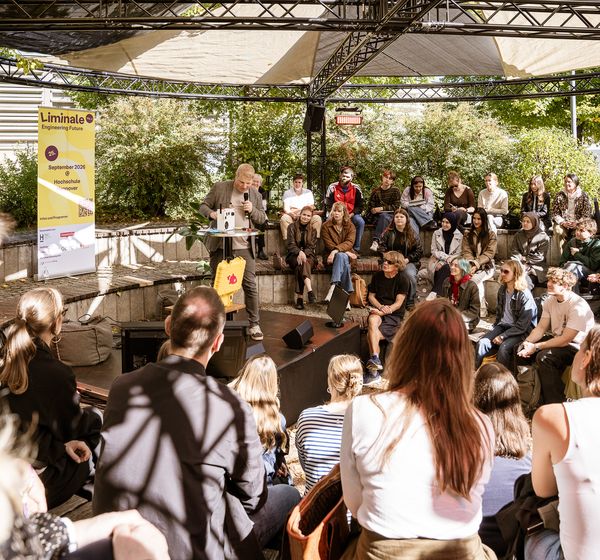 Workshop im Halbrund mit vielen Zuhörenden