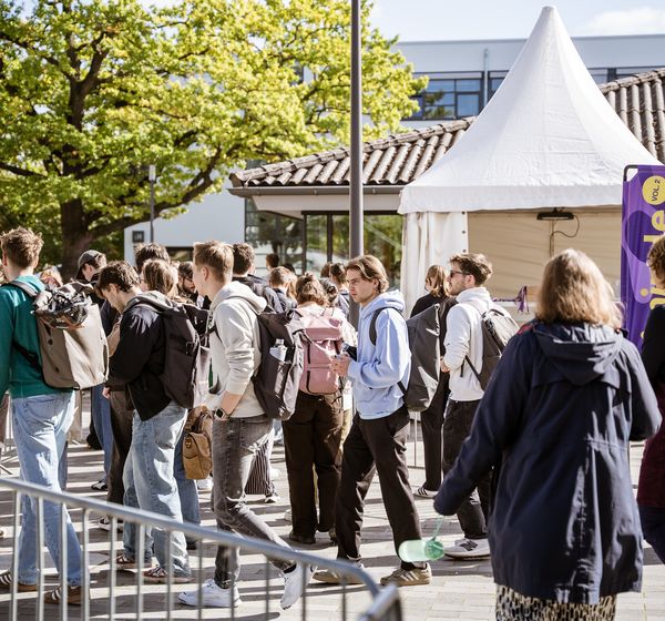 Andrang am Eingang mit Liminale-Fahne
