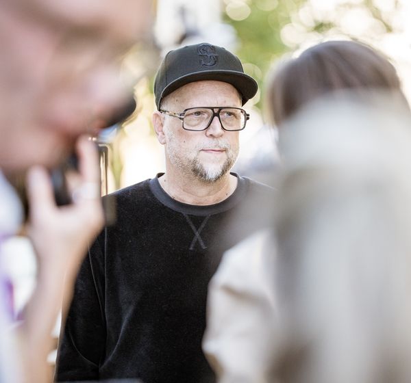 Gast mit Cap hört aufmerksam zu