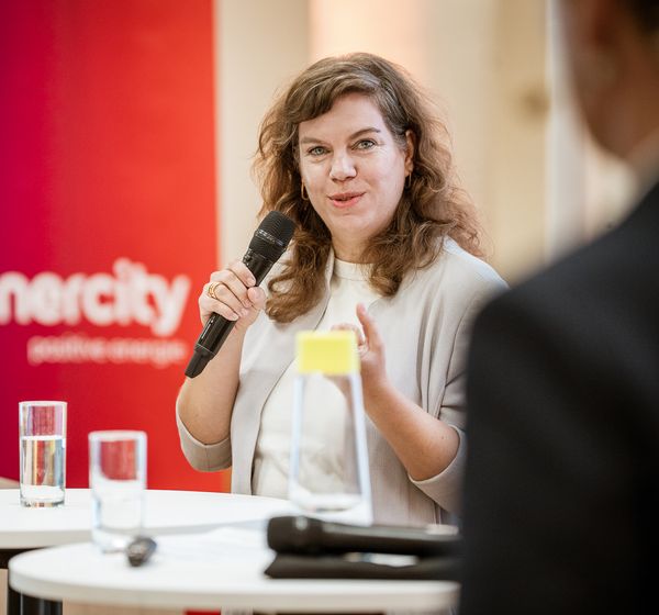Speakerin diskutiert auf dem Podium