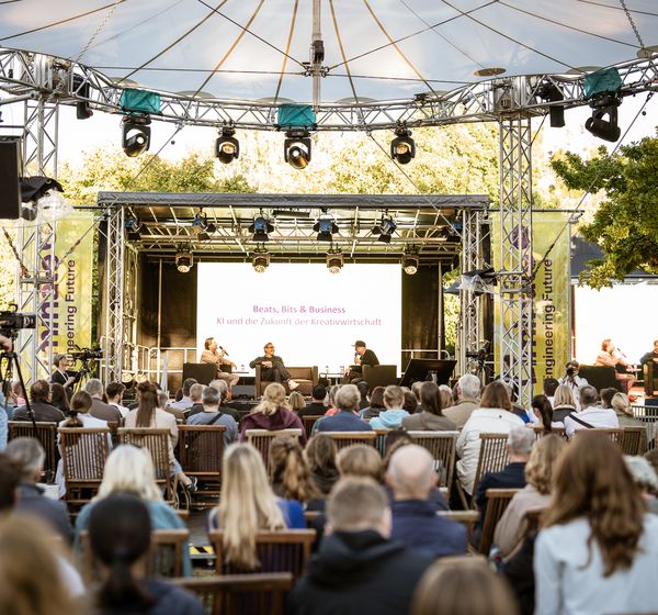Publikum vor der großen Bühne bei einem Panel